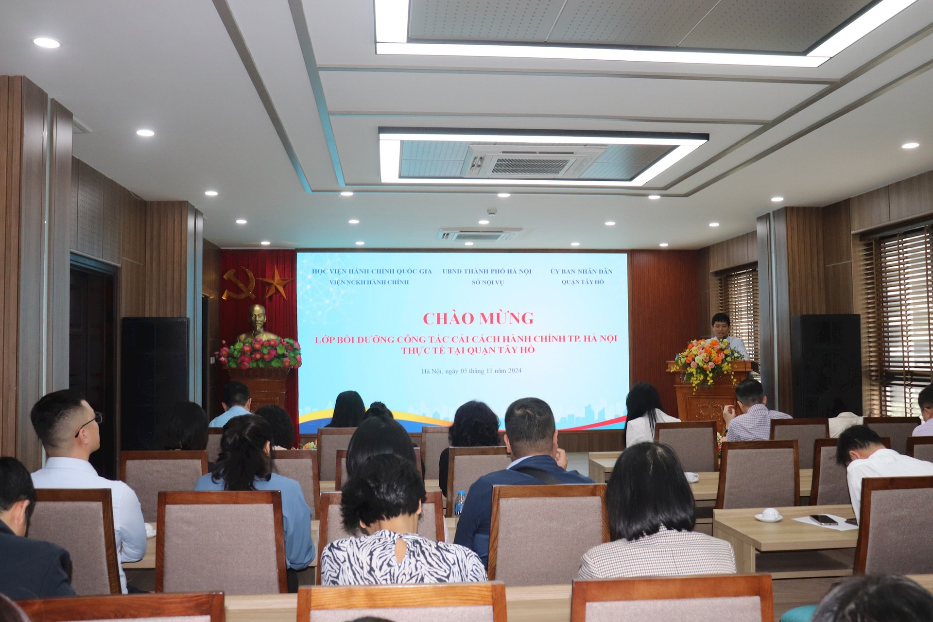 Gần 100 cán bộ, công chức đi thực tế về cải cách hành chính tại quận Tây Hồ- Ảnh 5.