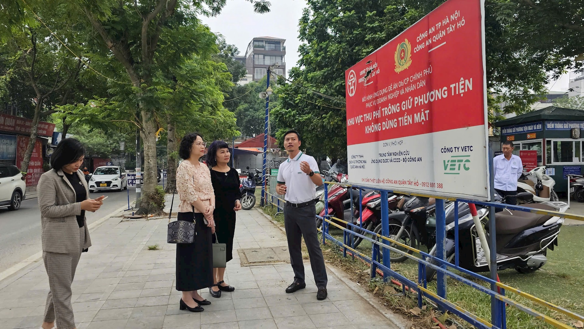 Gần 100 cán bộ, công chức đi thực tế về cải cách hành chính tại quận Tây Hồ- Ảnh 3.