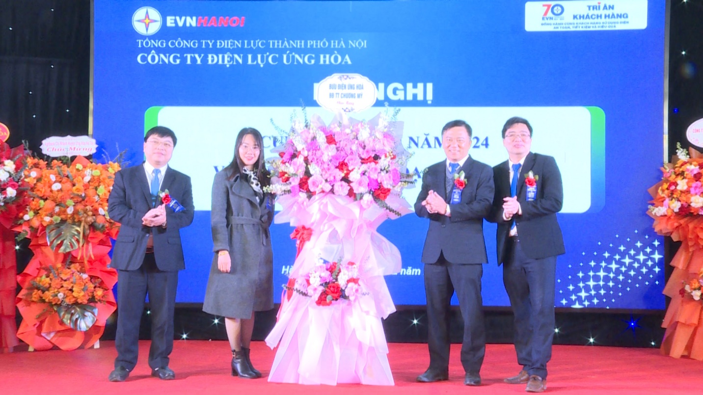 Công ty Điện lực Ứng Hoà tri ân khách hàng và triển khai kế hoạch cung ứng điện năm 2025- Ảnh 3.