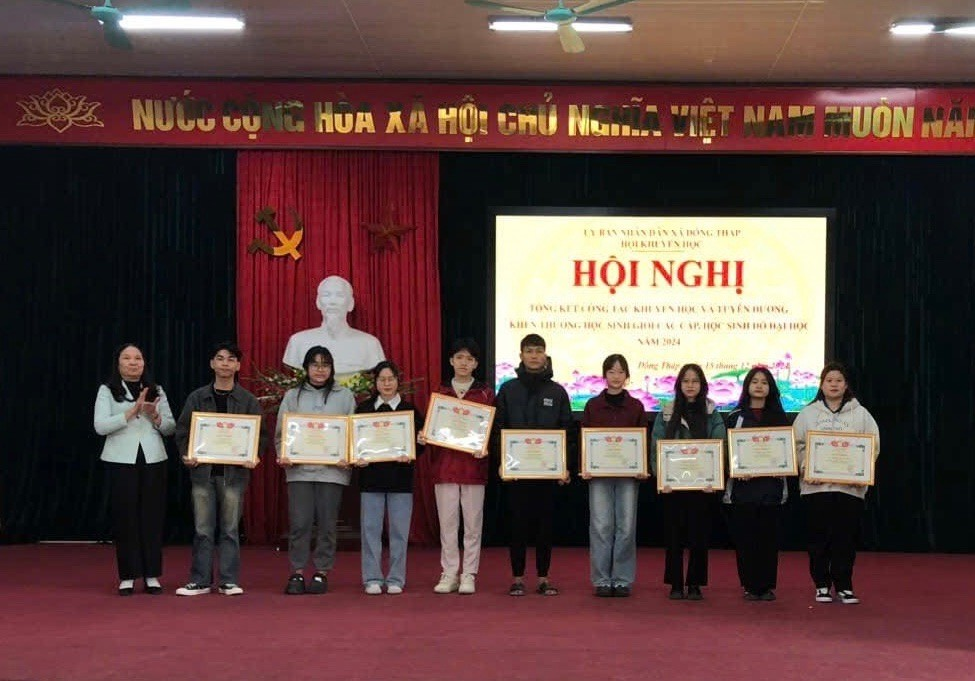 Xã Đồng Tháp khen thưởng 108 học sinh giỏi các cấp và thi đỗ Đai học năm 2024.- Ảnh 1.