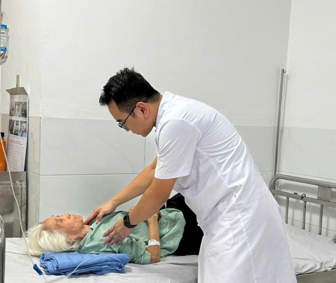 Phẫu thuật cho bệnh nhân cao tuổi bị bướu giáp đã kéo dài 30 năm- Ảnh 1.