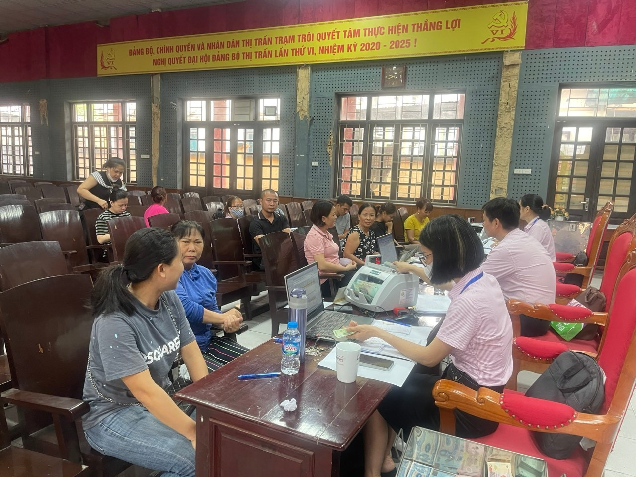 THỰC HIỆN GIẢM LÃI SUẤT CHO VAY 2%/NĂM ĐỐI VỚI KHÁCH VAY VỐN TẠI HÀNG NGÂN HÀNG CHÍNH SÁCH XÃ HỘI BỊ ẢNH HƯỞNG BÃO YAGI VÀ MƯA LŨ SAU BÃO- Ảnh 1.
