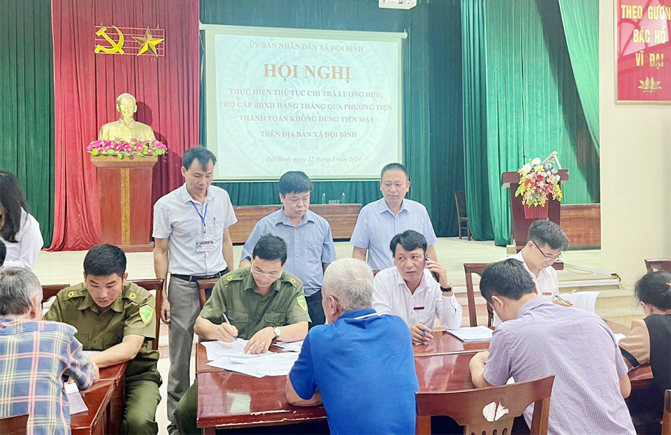Ứng Hòa: 40% người dân đăng ký nhận lương hưu không dùng tiền mặt- Ảnh 1.
