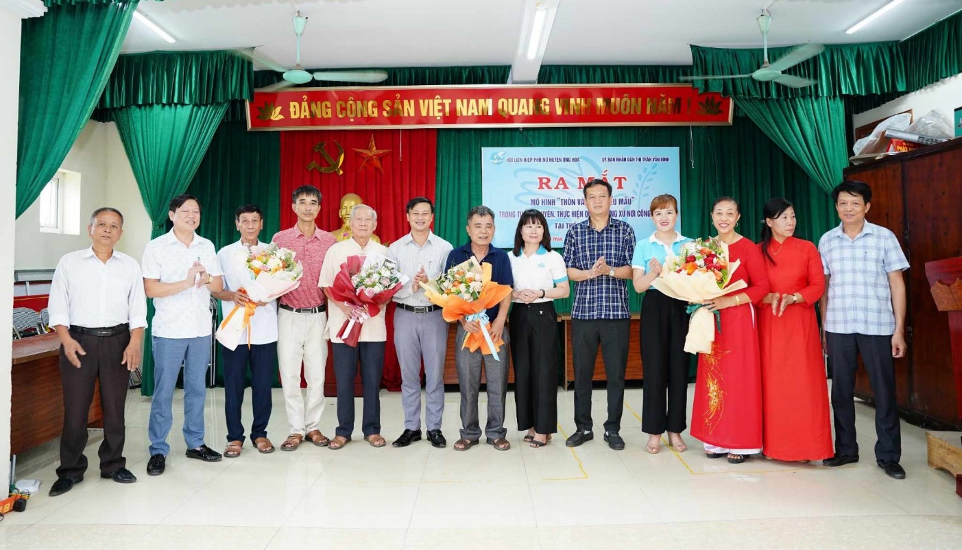 D:\ANTT - CẢNH BÁO\TT ra măt Thôn VH kiểu mẫu - Tặng hoa.jpg