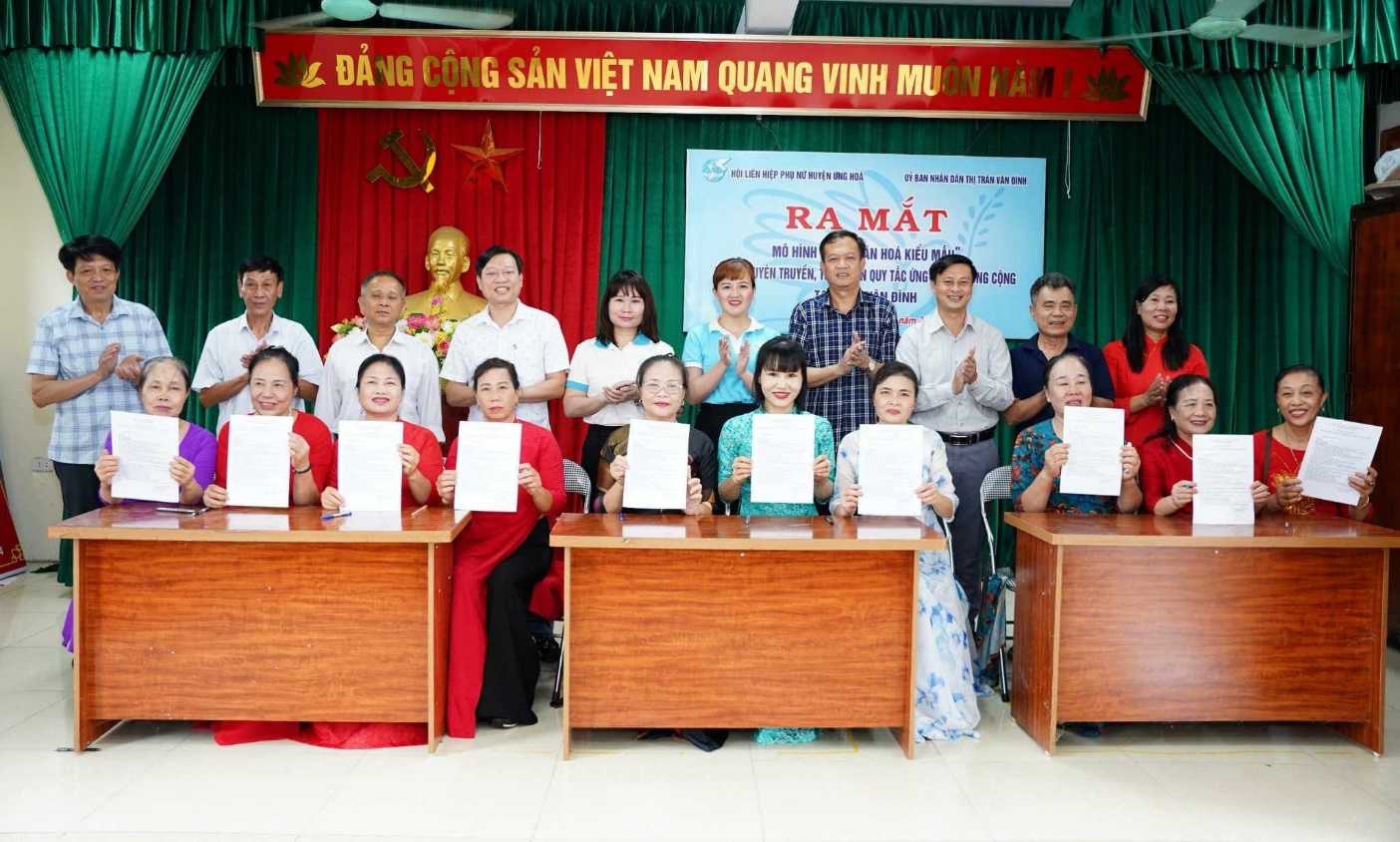 D:\ANTT - CẢNH BÁO\TT ra măt Thôn VH kiểu mẫu - Ký cam kết.jpg
