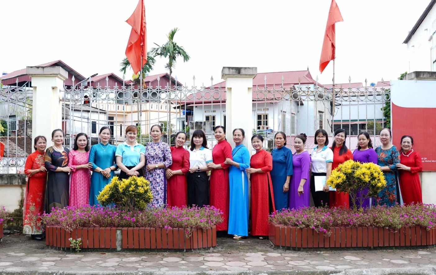 D:\ANTT - CẢNH BÁO\TT ra măt Thôn VH kiểu mẫu - Thăm đường hoa.jpg
