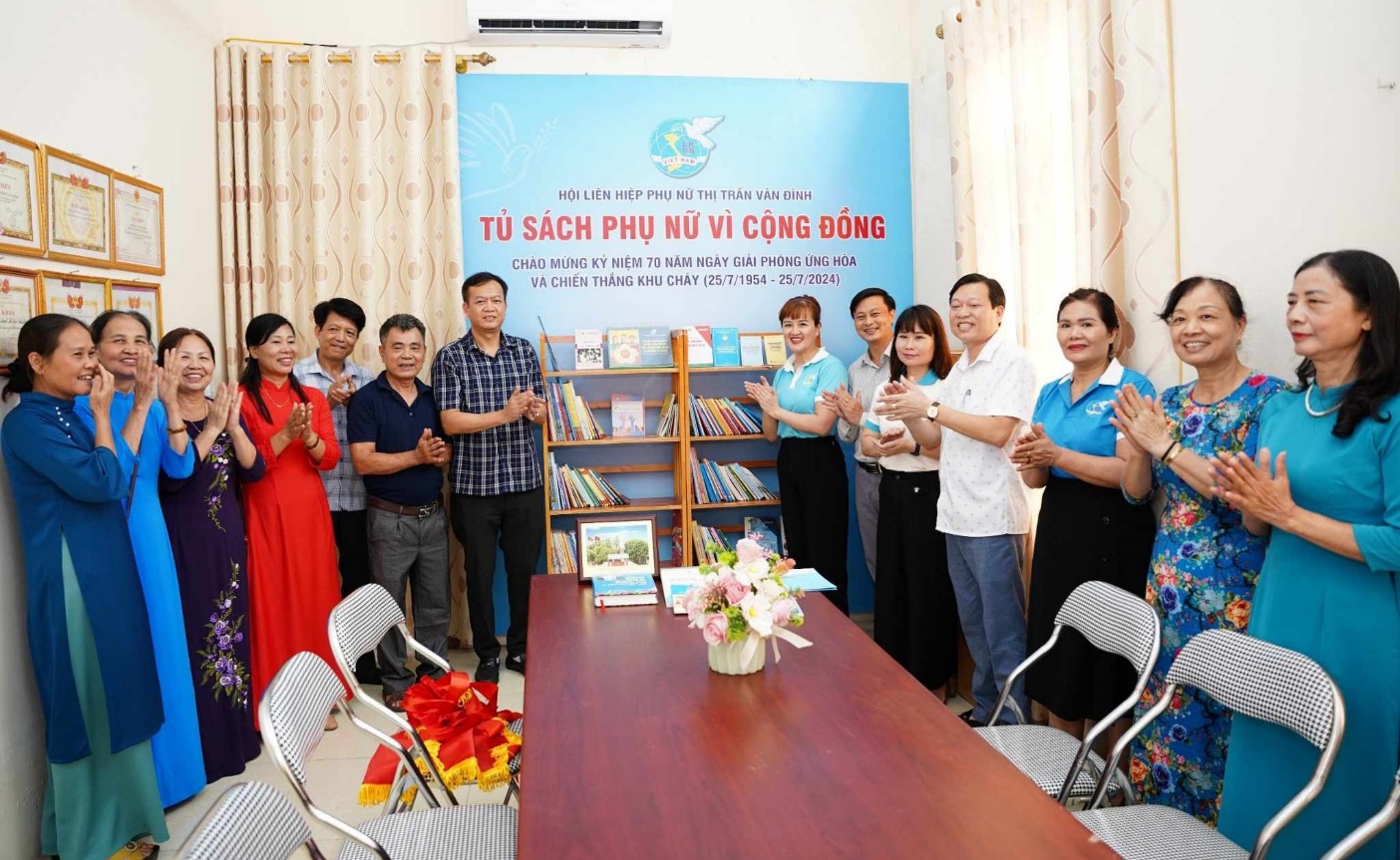 D:\ANTT - CẢNH BÁO\TT ra măt Thôn VH kiểu mẫu - Tủ sách 2.jpg