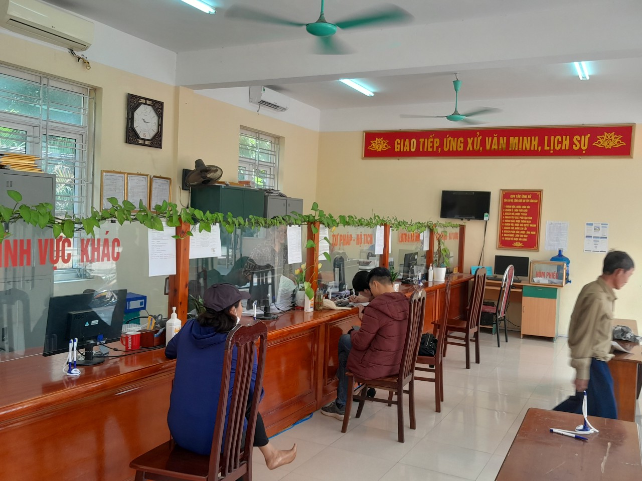 C:\Users\admin\Desktop\TL kiểm chức TT CCHC\Ahr 1 cửa\7130d1e3c59912c74b883.jpg