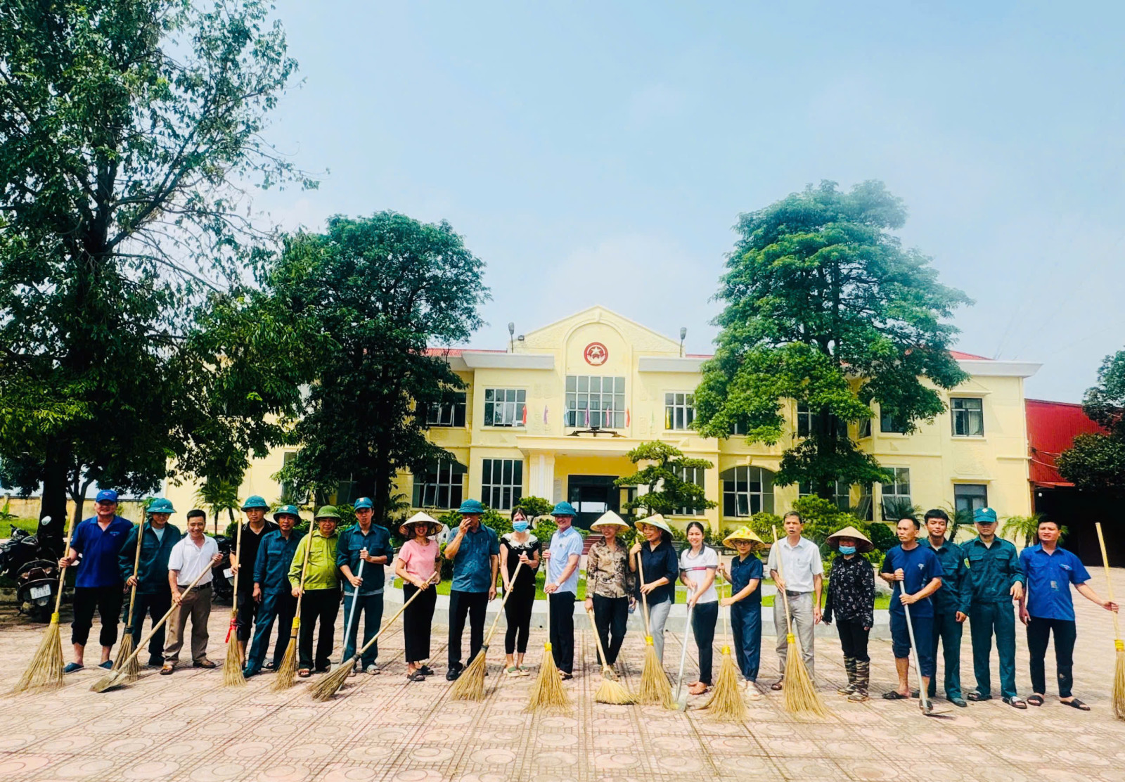 Tuyết Nghĩa: cán bộ và nhân dân tham gia tổng vệ sinh môi trường sau cơn bão số 3 hưởng ứng cuộc thi "Giữ gìn thôn, tổ dân phố sáng, xanh, sạch, đẹp, an toàn" - Ảnh 1.