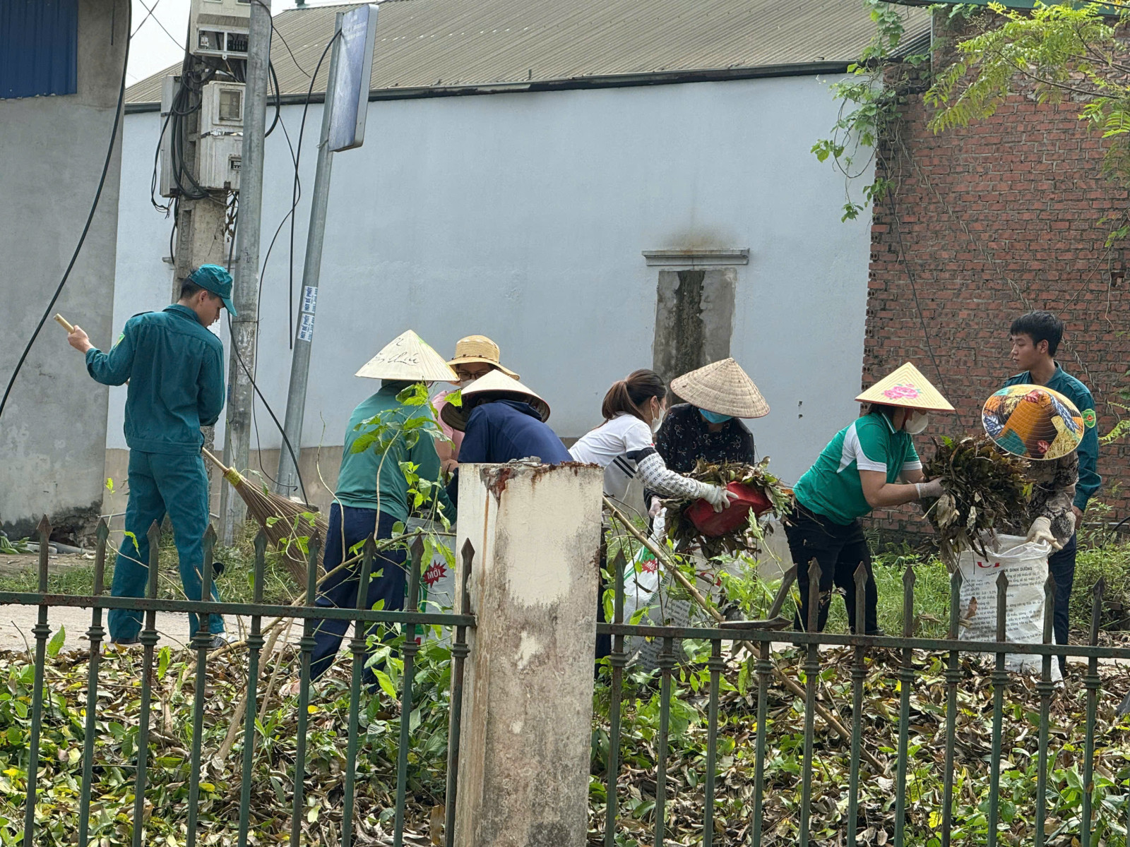 Tuyết Nghĩa: cán bộ và nhân dân tham gia tổng vệ sinh môi trường sau cơn bão số 3 hưởng ứng cuộc thi "Giữ gìn thôn, tổ dân phố sáng, xanh, sạch, đẹp, an toàn" - Ảnh 3.