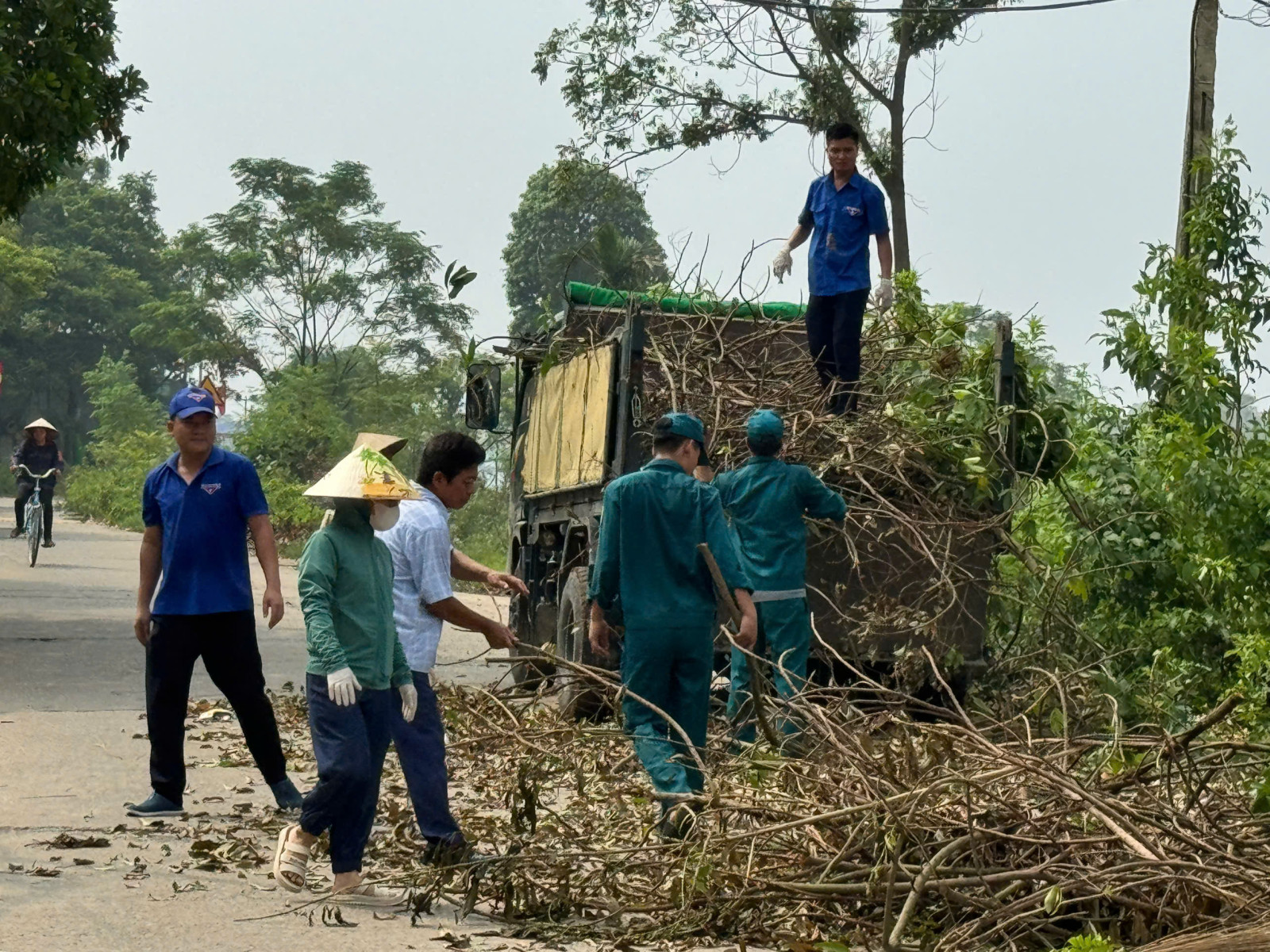 Tuyết Nghĩa: cán bộ và nhân dân tham gia tổng vệ sinh môi trường sau cơn bão số 3 hưởng ứng cuộc thi "Giữ gìn thôn, tổ dân phố sáng, xanh, sạch, đẹp, an toàn" - Ảnh 4.