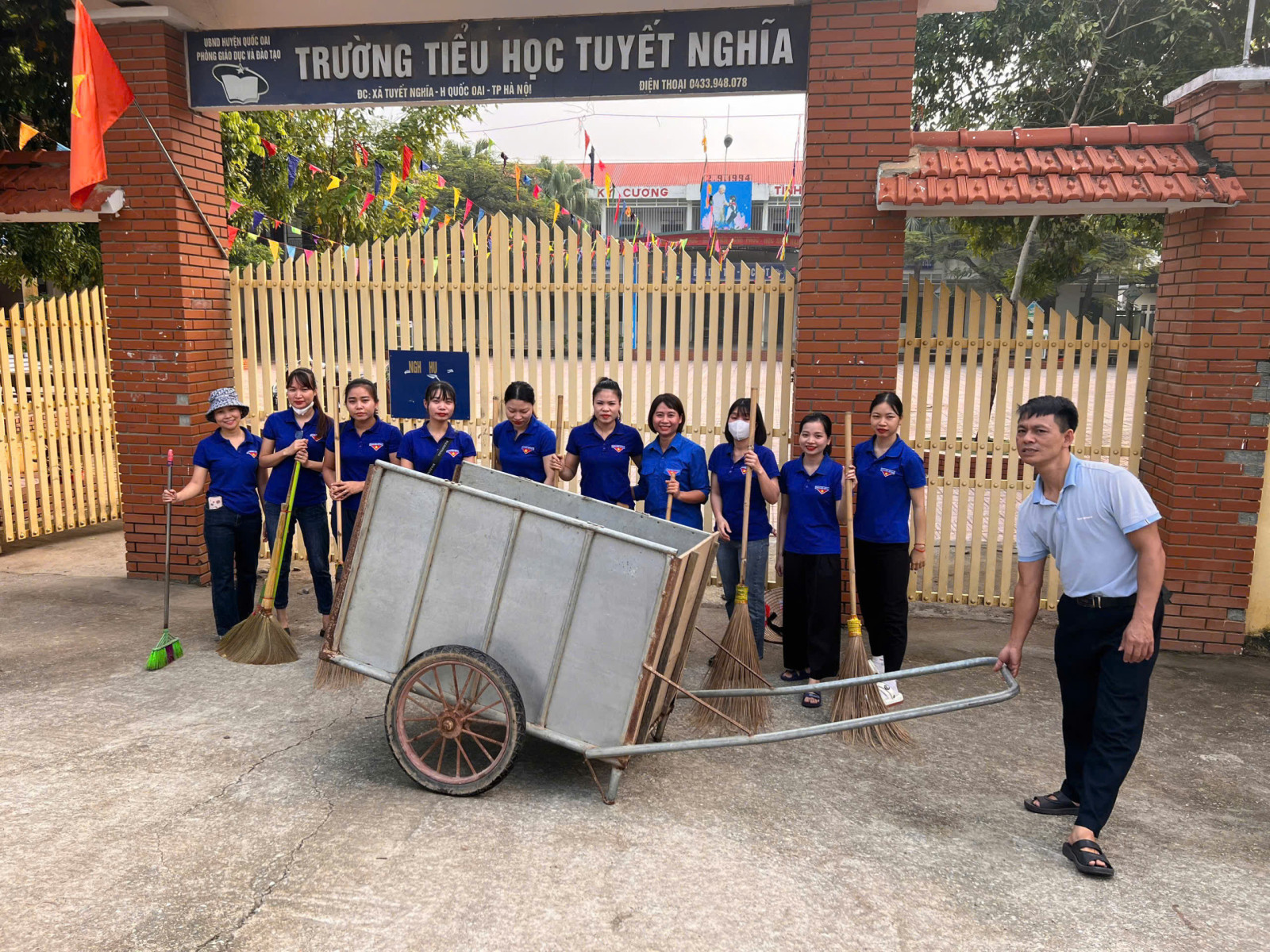 Tuyết Nghĩa: cán bộ và nhân dân tham gia tổng vệ sinh môi trường sau cơn bão số 3 hưởng ứng cuộc thi "Giữ gìn thôn, tổ dân phố sáng, xanh, sạch, đẹp, an toàn" - Ảnh 7.