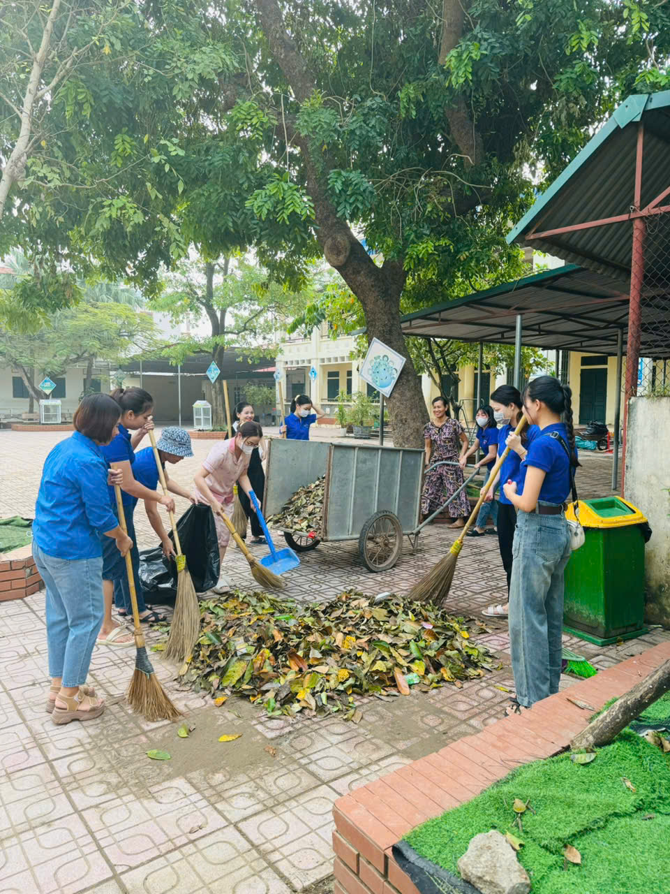 Tuyết Nghĩa: cán bộ và nhân dân tham gia tổng vệ sinh môi trường sau cơn bão số 3 hưởng ứng cuộc thi "Giữ gìn thôn, tổ dân phố sáng, xanh, sạch, đẹp, an toàn" - Ảnh 8.