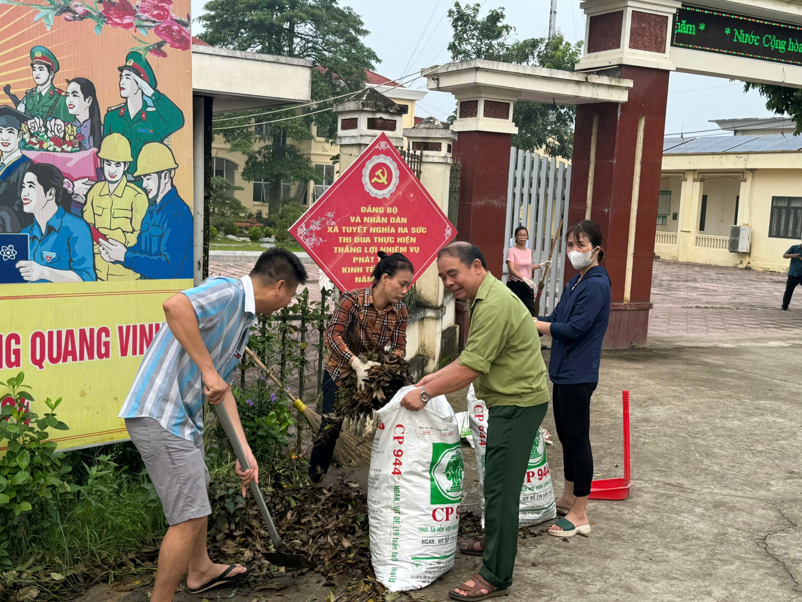 Tuyết Nghĩa: cán bộ và nhân dân tham gia tổng vệ sinh môi trường sau cơn bão số 3 hưởng ứng cuộc thi "Giữ gìn thôn, tổ dân phố sáng, xanh, sạch, đẹp, an toàn" - Ảnh 12.