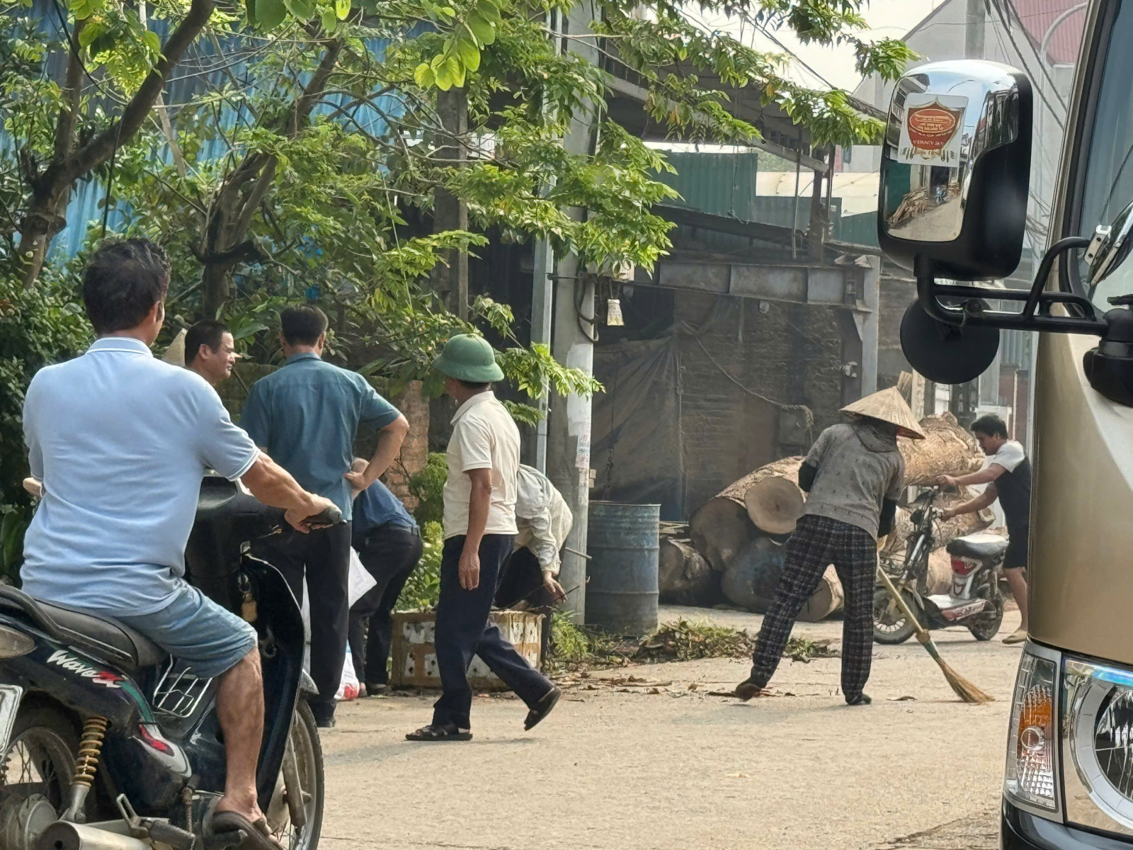 Tuyết Nghĩa: cán bộ và nhân dân tham gia tổng vệ sinh môi trường sau cơn bão số 3 hưởng ứng cuộc thi "Giữ gìn thôn, tổ dân phố sáng, xanh, sạch, đẹp, an toàn" - Ảnh 10.