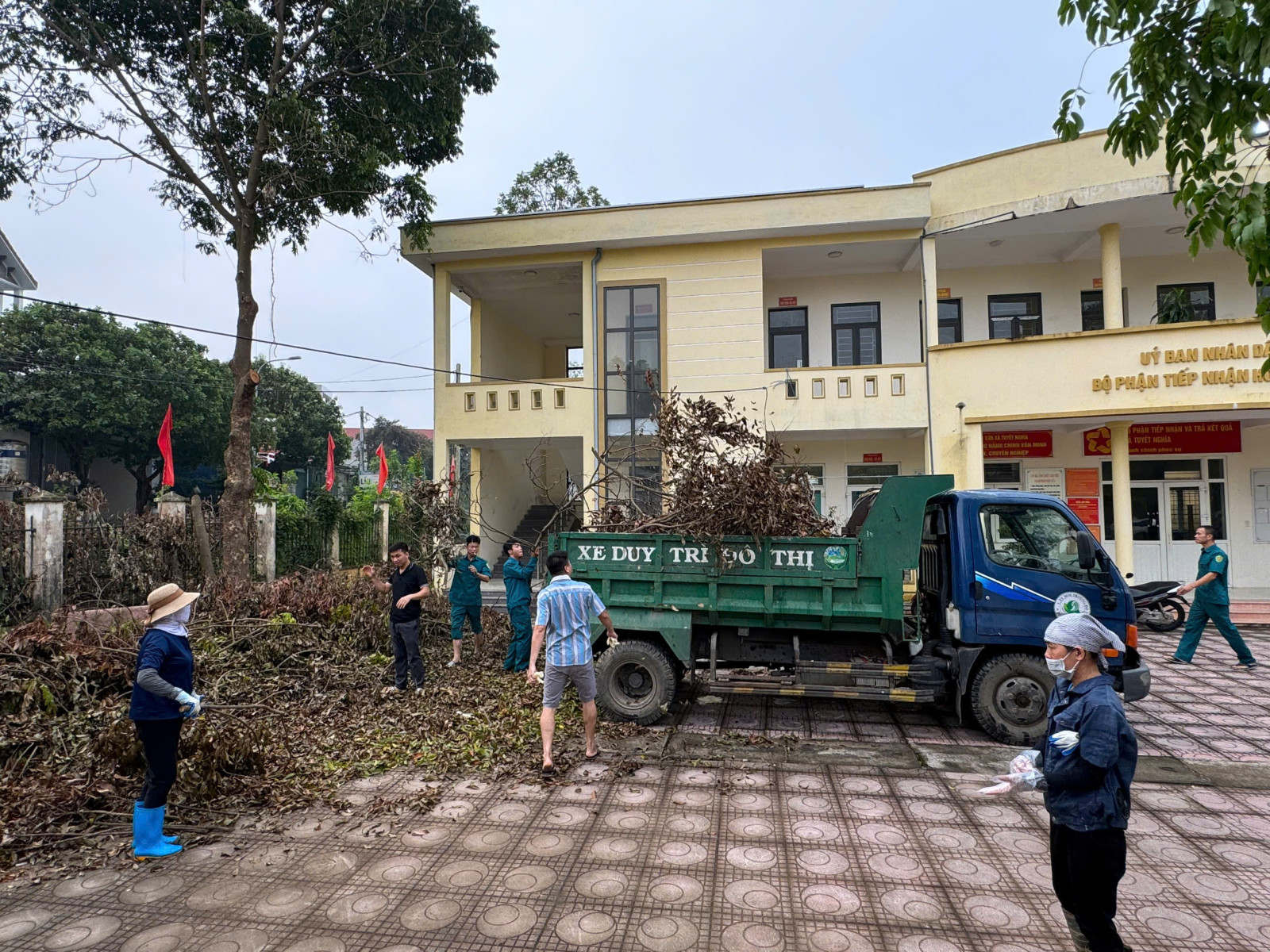 Tuyết Nghĩa: cán bộ và nhân dân tham gia tổng vệ sinh môi trường sau cơn bão số 3 hưởng ứng cuộc thi "Giữ gìn thôn, tổ dân phố sáng, xanh, sạch, đẹp, an toàn" - Ảnh 13.