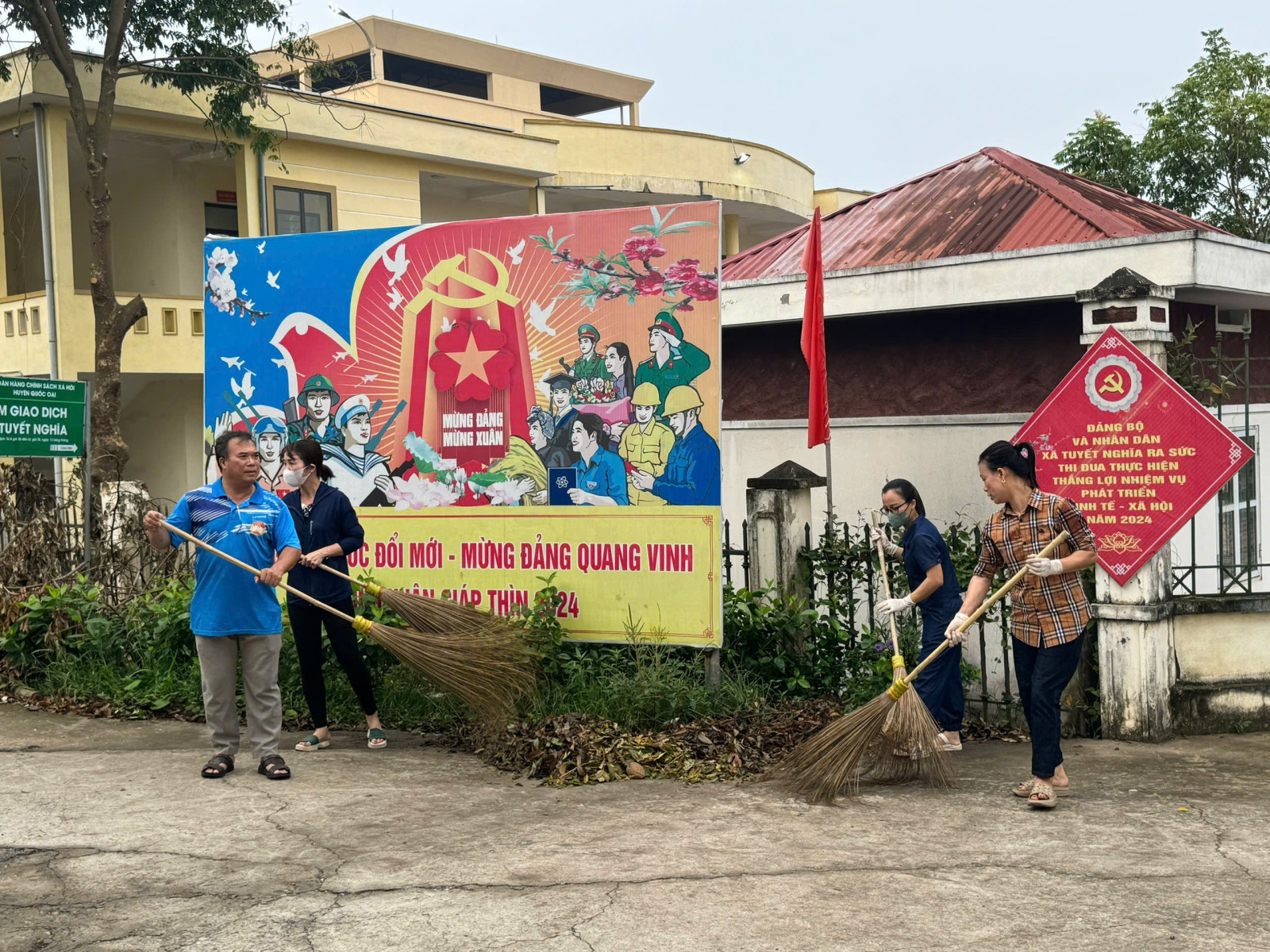 Tuyết Nghĩa: cán bộ và nhân dân tham gia tổng vệ sinh môi trường sau cơn bão số 3 hưởng ứng cuộc thi "Giữ gìn thôn, tổ dân phố sáng, xanh, sạch, đẹp, an toàn" - Ảnh 2.