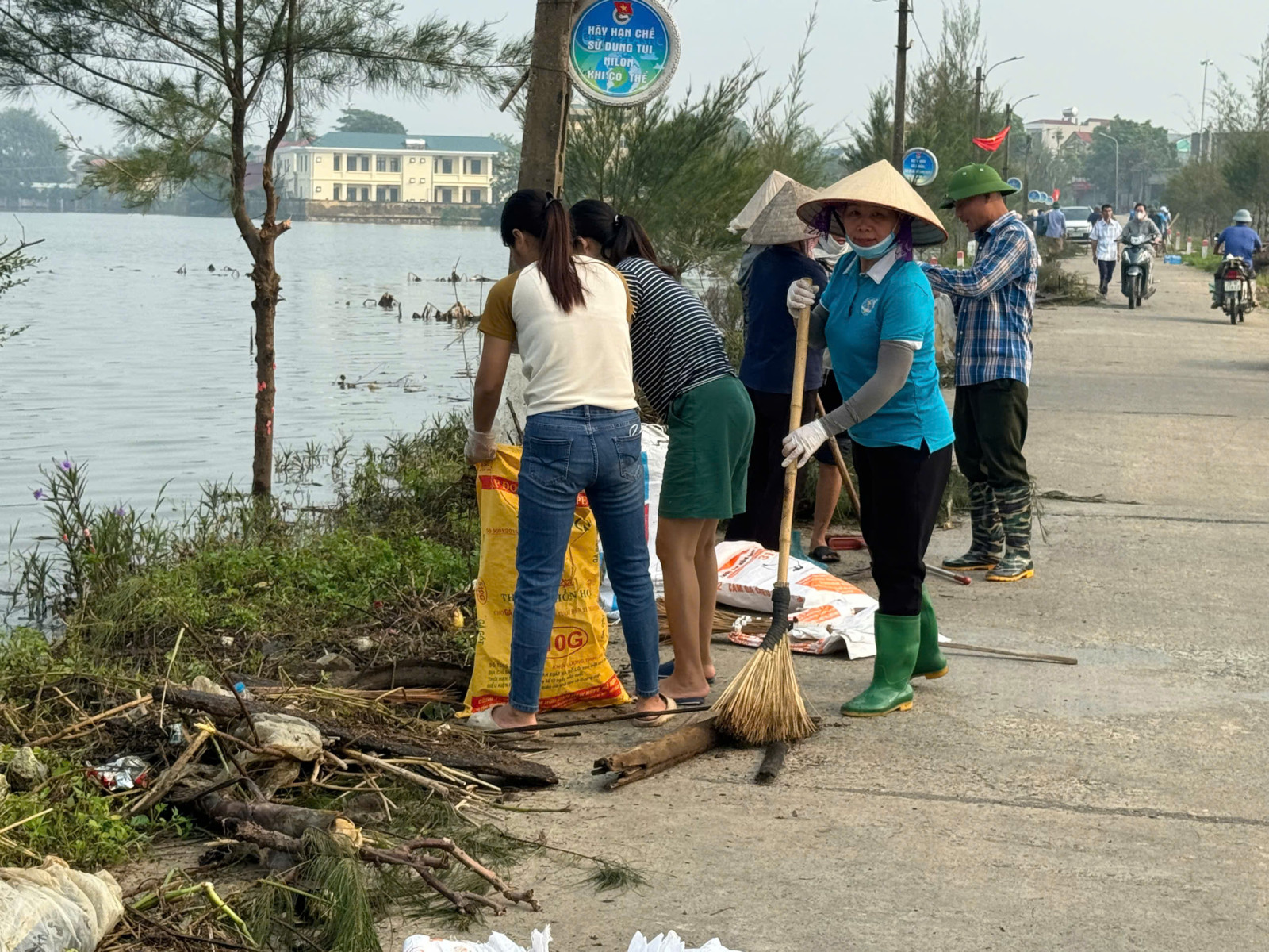 Tuyết Nghĩa: cán bộ và nhân dân tham gia tổng vệ sinh môi trường sau cơn bão số 3 hưởng ứng cuộc thi "Giữ gìn thôn, tổ dân phố sáng, xanh, sạch, đẹp, an toàn" - Ảnh 14.