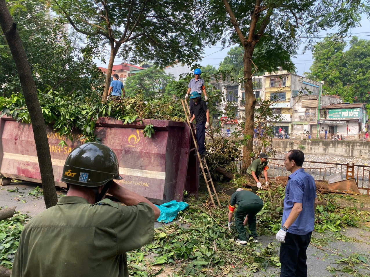 UBND phường Tân Mai ra quân thực hiện Tổng vệ sinh môi trường, đảm bảo văn minh đô thị sau cơn bão số 3- Ảnh 7.