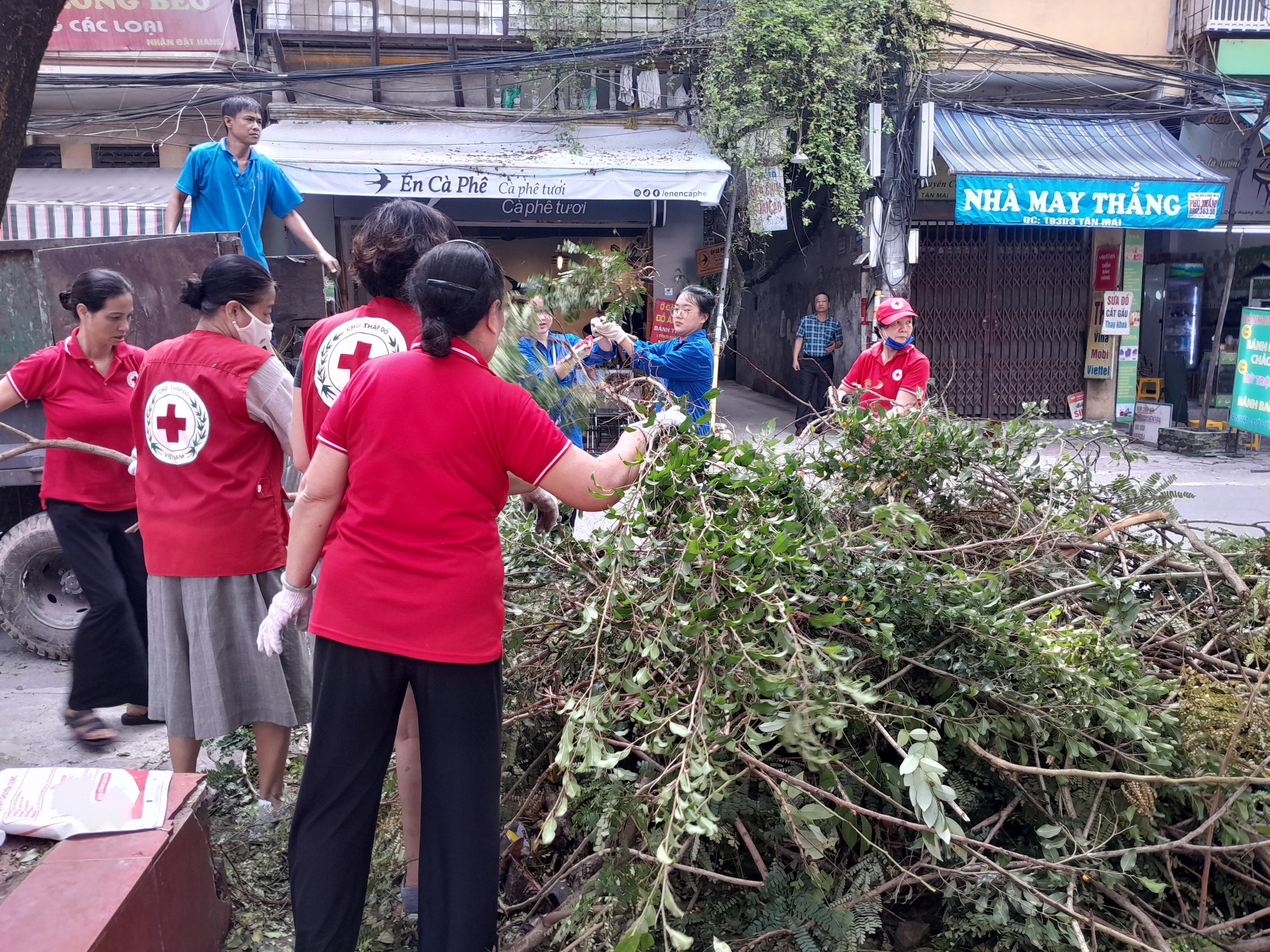 UBND phường Tân Mai ra quân thực hiện Tổng vệ sinh môi trường, đảm bảo văn minh đô thị sau cơn bão số 3- Ảnh 5.