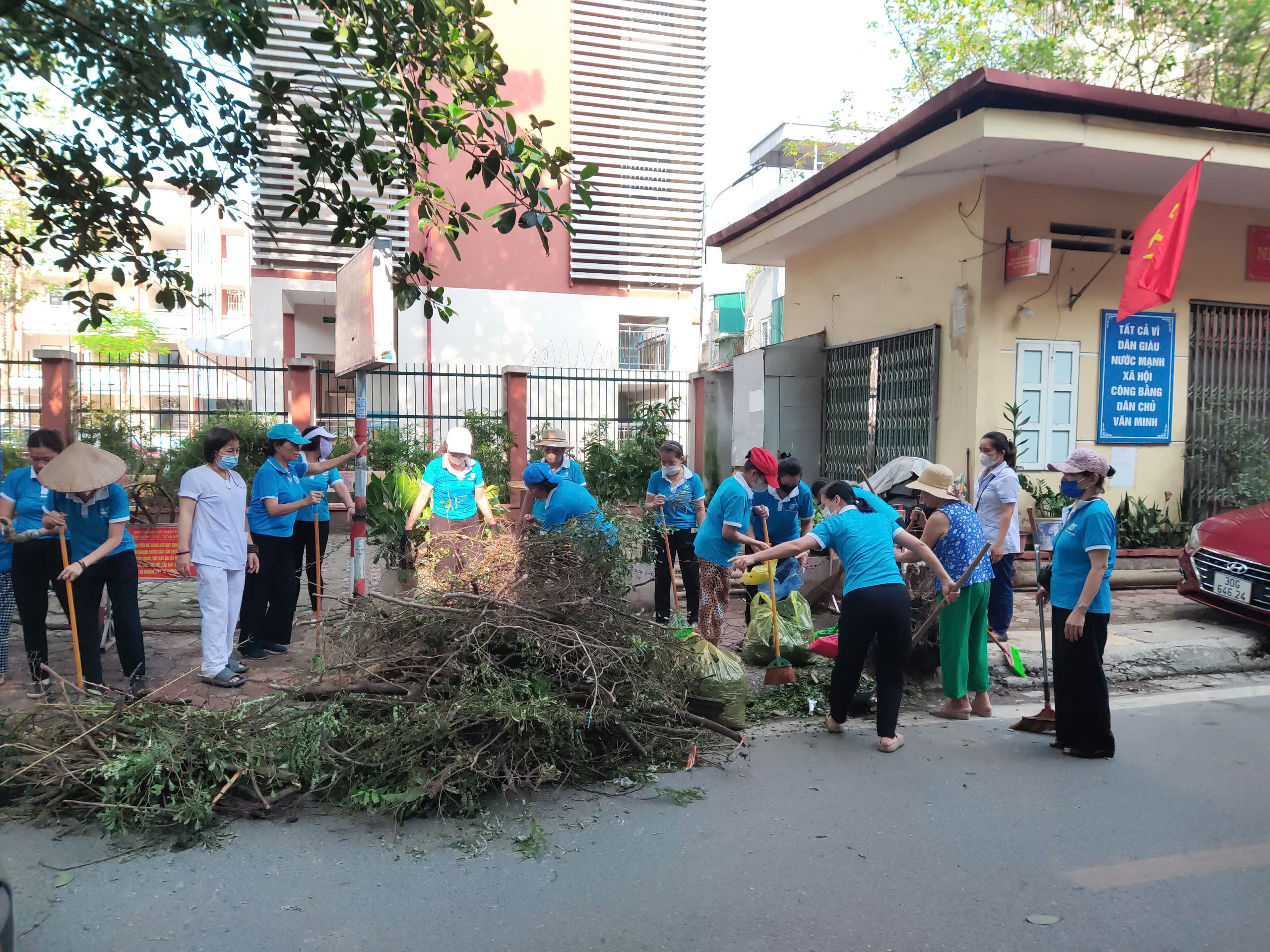 UBND phường Tân Mai ra quân thực hiện Tổng vệ sinh môi trường, đảm bảo văn minh đô thị sau cơn bão số 3- Ảnh 4.