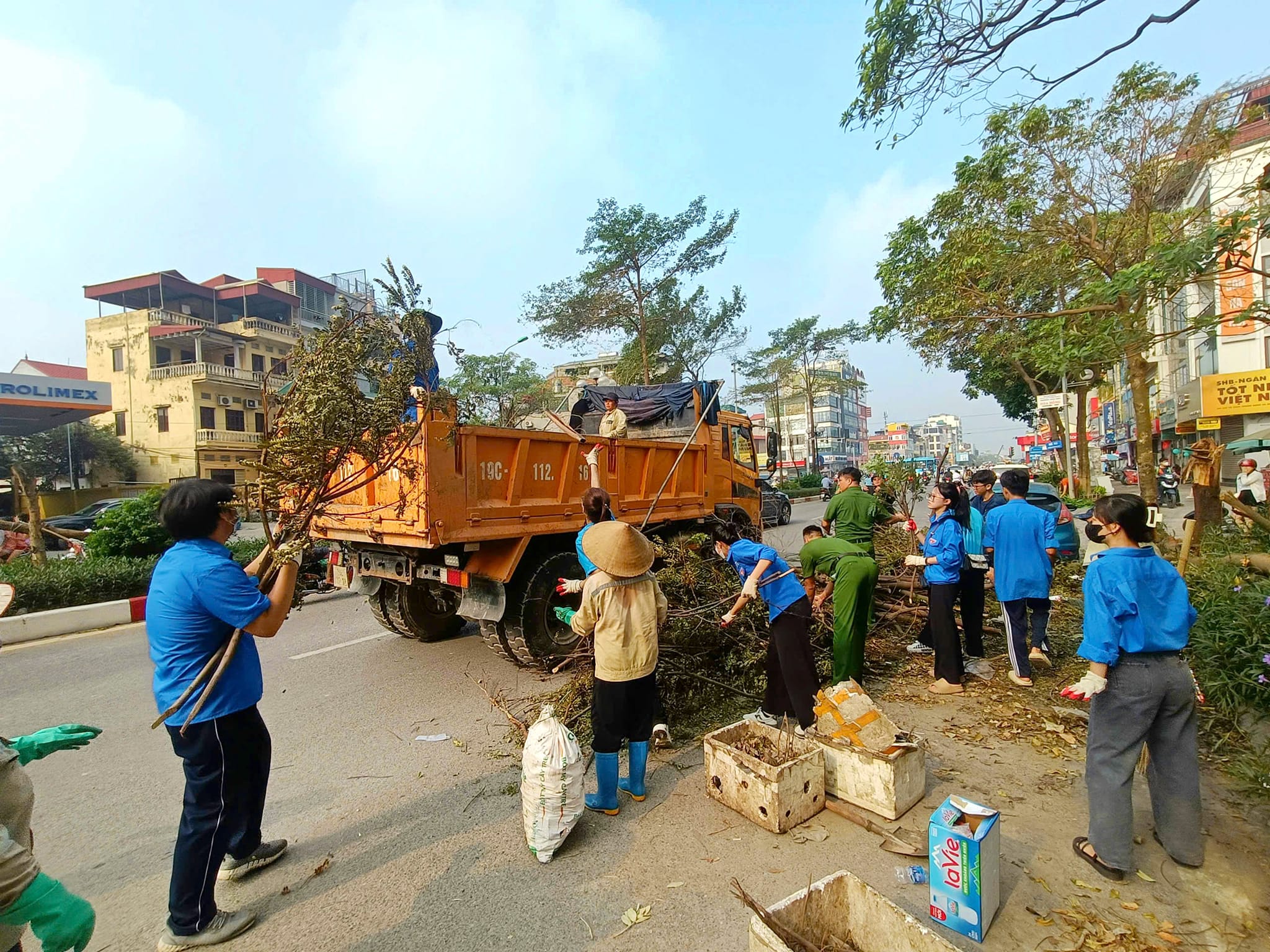 UBND phường Tân Mai ra quân thực hiện Tổng vệ sinh môi trường, đảm bảo văn minh đô thị sau cơn bão số 3- Ảnh 1.