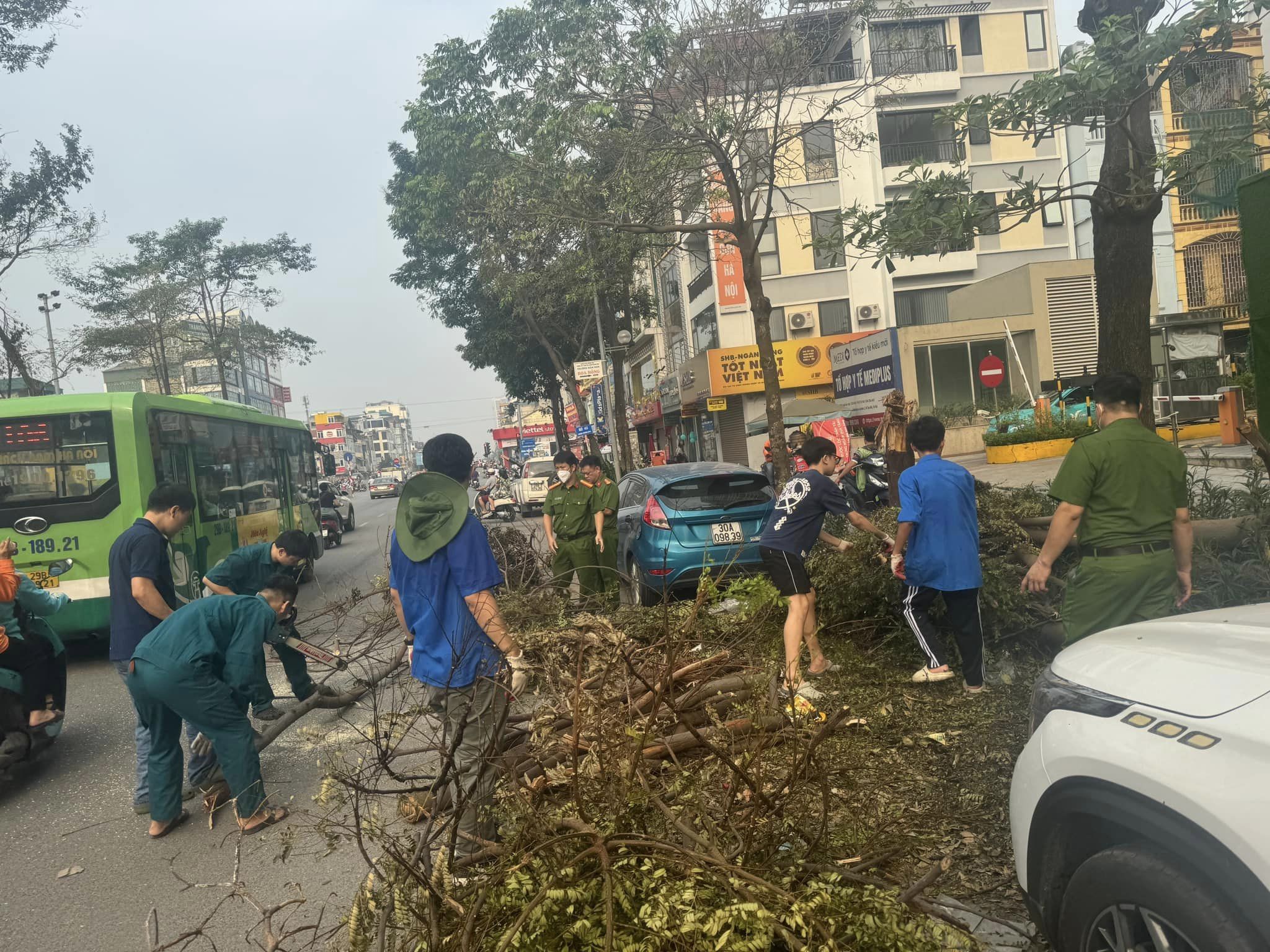 UBND phường Tân Mai ra quân thực hiện Tổng vệ sinh môi trường, đảm bảo văn minh đô thị sau cơn bão số 3