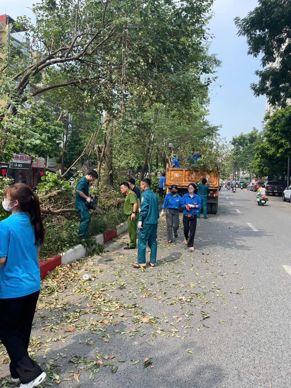 UBND phường Tân Mai ra quân thực hiện Tổng vệ sinh môi trường, đảm bảo văn minh đô thị sau cơn bão số 3- Ảnh 2.