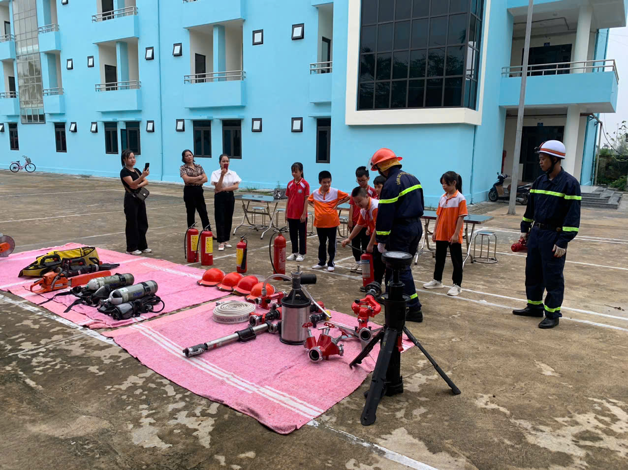 Công an huyện Phú Xuyên tuyên truyền kỹ năng PCCC và CNCH- Ảnh 1.