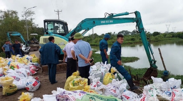 Lực lượng vũ trang kề vai, sát cánh cùng nhân dân vượt khó- Ảnh 3.