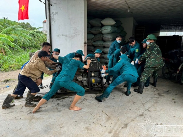 Lực lượng vũ trang kề vai, sát cánh cùng nhân dân vượt khó- Ảnh 4.