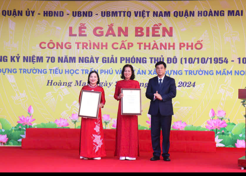 Quận Hoàng Mai tổ chức Lễ gắn biển công trình cấp thành phố chào mừng 70 năm Ngày Giải phóng Thủ đô (10/10/1954 - 10/10/2024) đối với dự án xây dựng Trường Tiểu học Trần Phú và dự án xây dựng Trường Mầm nonTrần Phú.- Ảnh 1.