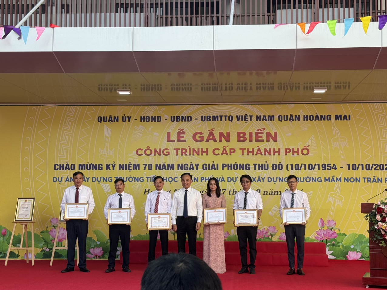 Quận Hoàng Mai tổ chức Lễ gắn biển công trình cấp thành phố chào mừng 70 năm Ngày Giải phóng Thủ đô (10/10/1954 - 10/10/2024) đối với dự án xây dựng Trường Tiểu học Trần Phú và dự án xây dựng Trường Mầm nonTrần Phú.- Ảnh 3.