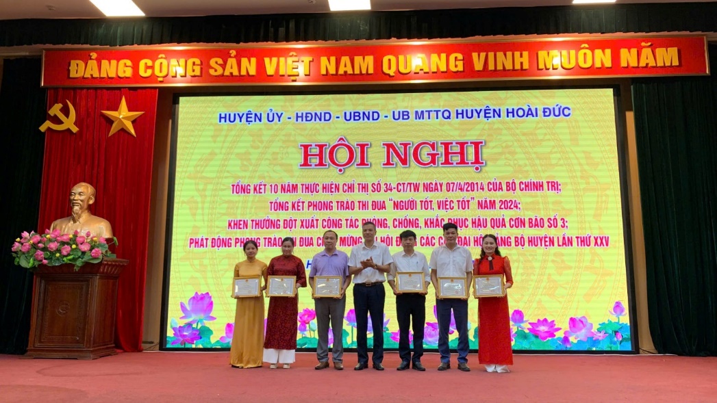 Hoài Đức tổng kết 10 năm thực hiện Chỉ thị số 34-CT/TW ngày 07/4/2014 của Bộ Chính trị; phong trào thi đua NTVT năm 2024; phát động thi đua chào mừng Đại hội Đảng các cấp, Đại hội Đảng bộ huyện lần thứ XXV, nhiệm kỳ 2025-2030- Ảnh 2.