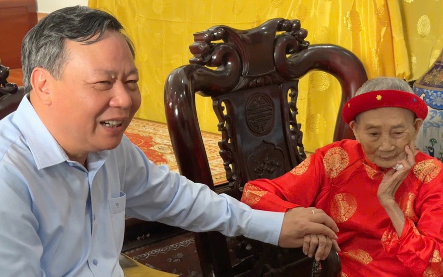 Phó Bí thư Thành ủy Nguyễn Văn Phong thăm tặng quà Mẹ Việt Nam anh hùng Nguyễn Thị Lân nhân dịp kỷ niệm 70 năm ngày giải phóng thủ đô (10/10/1954 – 10/10/2024).