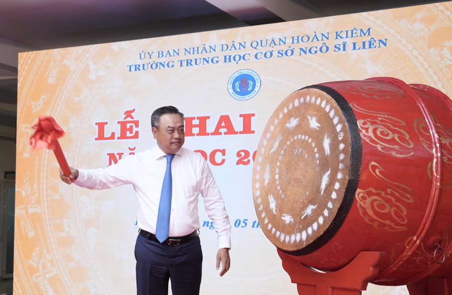 Chủ tịch UBND TP Trần Sỹ Thanh chung vui với thầy và trò Trường THCS Ngô Sĩ Liên trong ngày khai giảng- Ảnh 4.