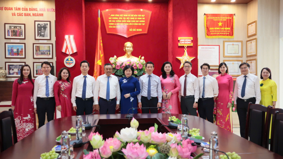 Chủ tịch UBND TP Trần Sỹ Thanh chung vui với thầy và trò Trường THCS Ngô Sĩ Liên trong ngày khai giảng- Ảnh 11.