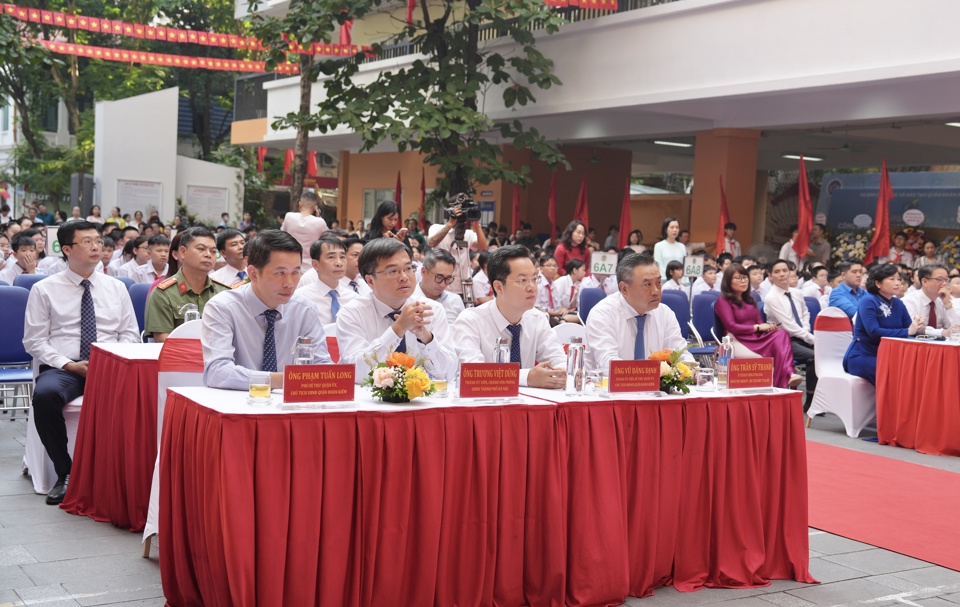 Chủ tịch UBND TP Trần Sỹ Thanh chung vui với thầy và trò Trường THCS Ngô Sĩ Liên trong ngày khai giảng- Ảnh 2.