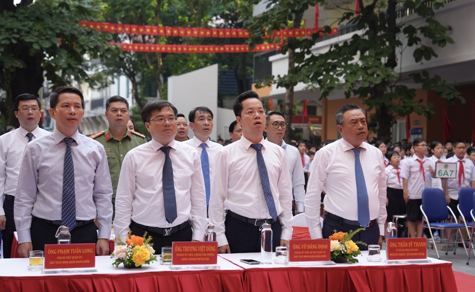 Chủ tịch UBND TP Trần Sỹ Thanh chung vui với thầy và trò Trường THCS Ngô Sĩ Liên trong ngày khai giảng- Ảnh 6.