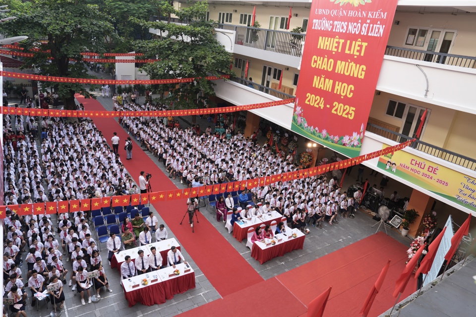 Chủ tịch UBND TP Trần Sỹ Thanh chung vui với thầy và trò Trường THCS Ngô Sĩ Liên trong ngày khai giảng- Ảnh 5.