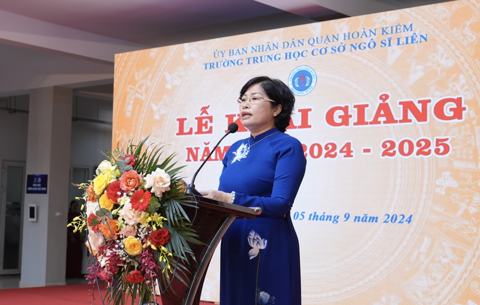 Chủ tịch UBND TP Trần Sỹ Thanh chung vui với thầy và trò Trường THCS Ngô Sĩ Liên trong ngày khai giảng- Ảnh 3.