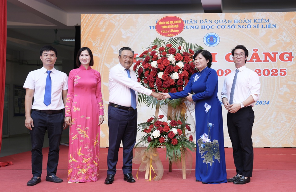 Chủ tịch UBND TP Trần Sỹ Thanh chung vui với thầy và trò Trường THCS Ngô Sĩ Liên trong ngày khai giảng- Ảnh 9.