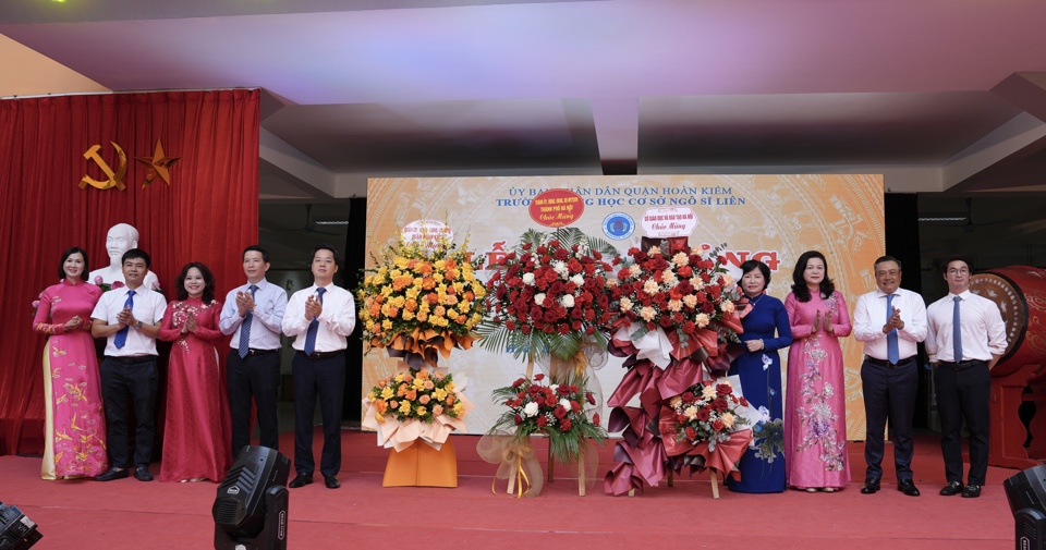 Chủ tịch UBND TP Trần Sỹ Thanh chung vui với thầy và trò Trường THCS Ngô Sĩ Liên trong ngày khai giảng- Ảnh 10.