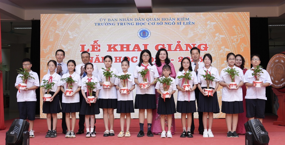 Chủ tịch UBND TP Trần Sỹ Thanh chung vui với thầy và trò Trường THCS Ngô Sĩ Liên trong ngày khai giảng- Ảnh 8.
