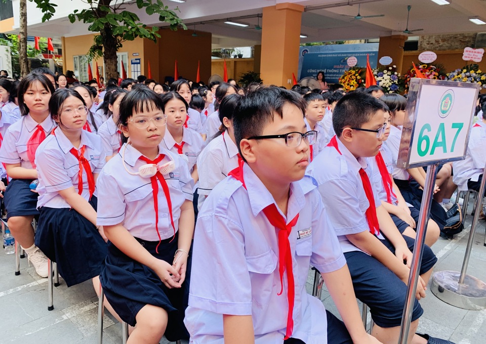 Chủ tịch UBND TP Trần Sỹ Thanh chung vui với thầy và trò Trường THCS Ngô Sĩ Liên trong ngày khai giảng- Ảnh 7.
