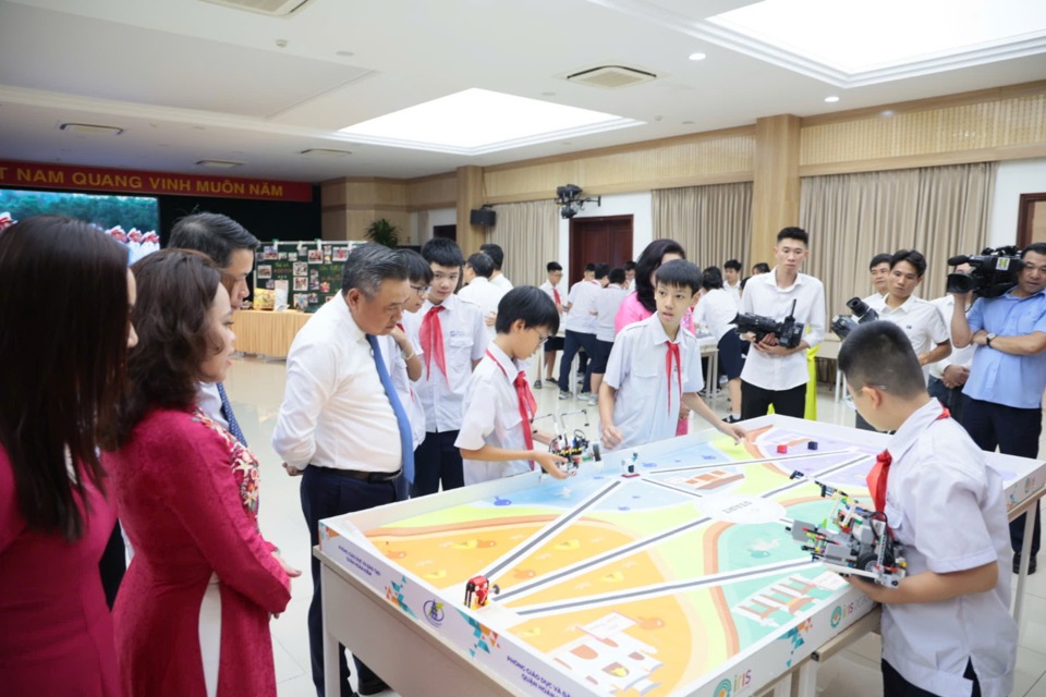 Chủ tịch UBND TP Trần Sỹ Thanh chung vui với thầy và trò Trường THCS Ngô Sĩ Liên trong ngày khai giảng- Ảnh 12.