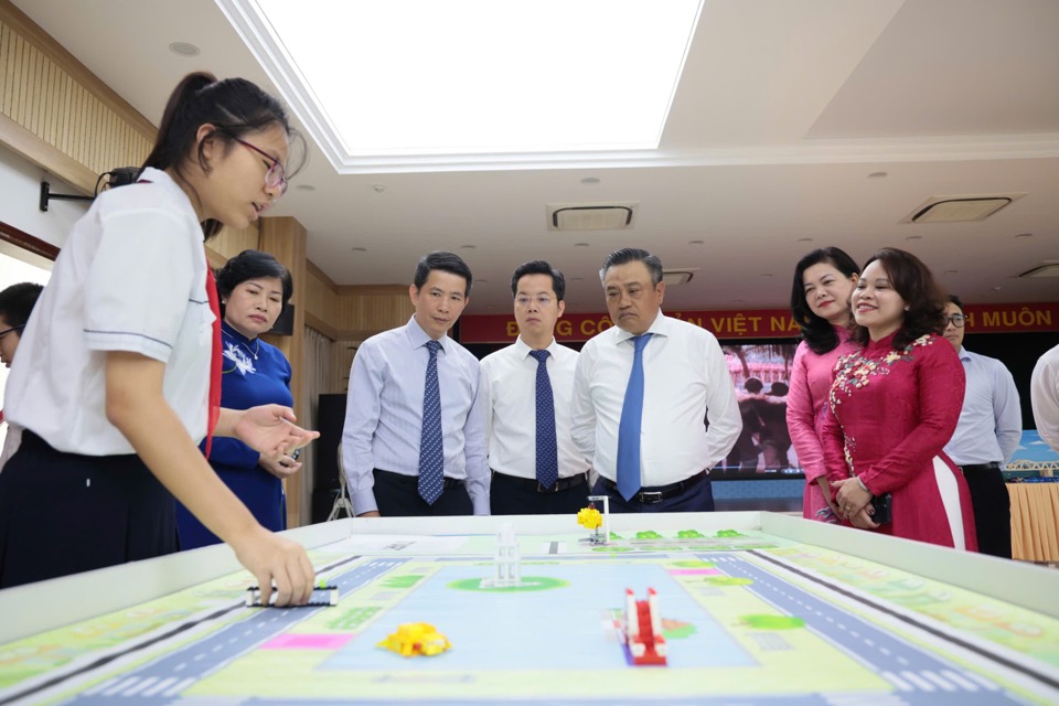 Chủ tịch UBND TP Trần Sỹ Thanh chung vui với thầy và trò Trường THCS Ngô Sĩ Liên trong ngày khai giảng- Ảnh 13.