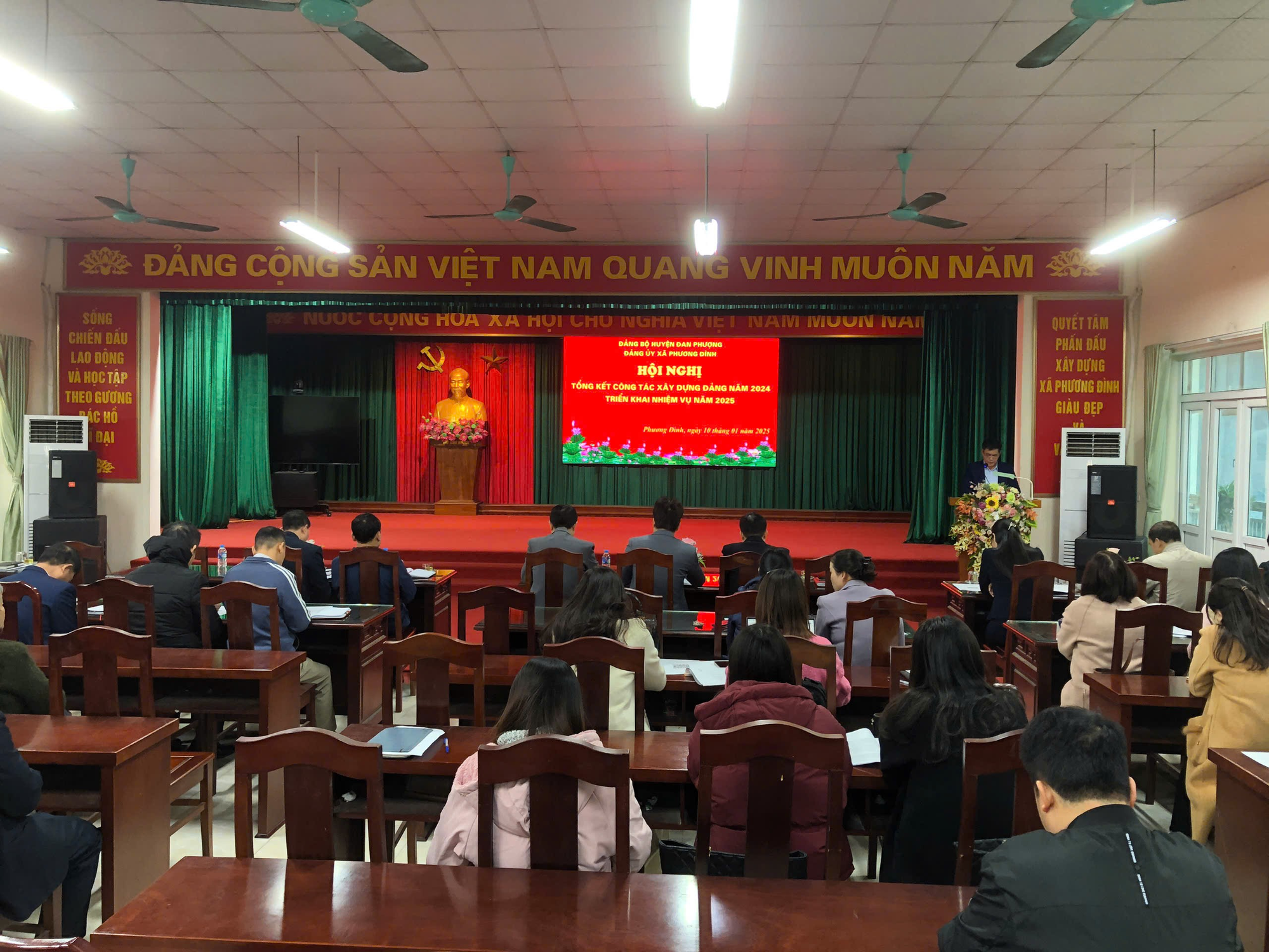 Đảng ủy xã Phương Đình tổ chức hội nghị tổng kết công tác xây dựng Đảng năm 2024; triển khai nhiệm vụ năm 2025.- Ảnh 1.