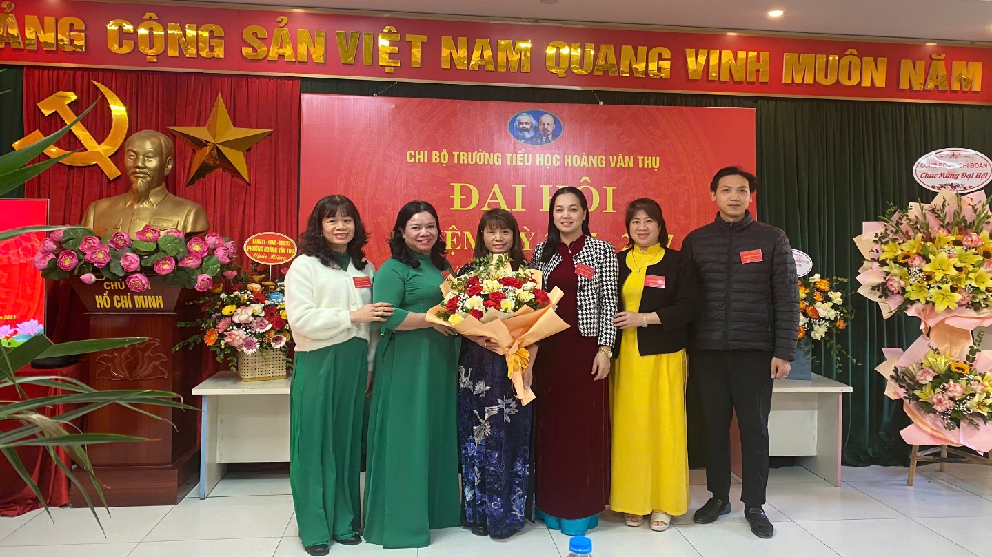 Trường Tiểu học Hoàng Văn Thụ tổ chức thành công Đại hội Chi bộ nhiệm kì 2025 - 2027- Ảnh 2.