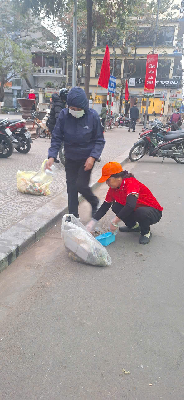UBND phường Tương Mai tổ chức Lễ ra quân cao điểm về TTATGT, TTĐT, VSMT nhân dịp Tết Nguyên đán Ất Tỵ và phát động phong trào thi đua “Sáng - xanh - sạch - đẹp” trên địa bàn phường.- Ảnh 4.